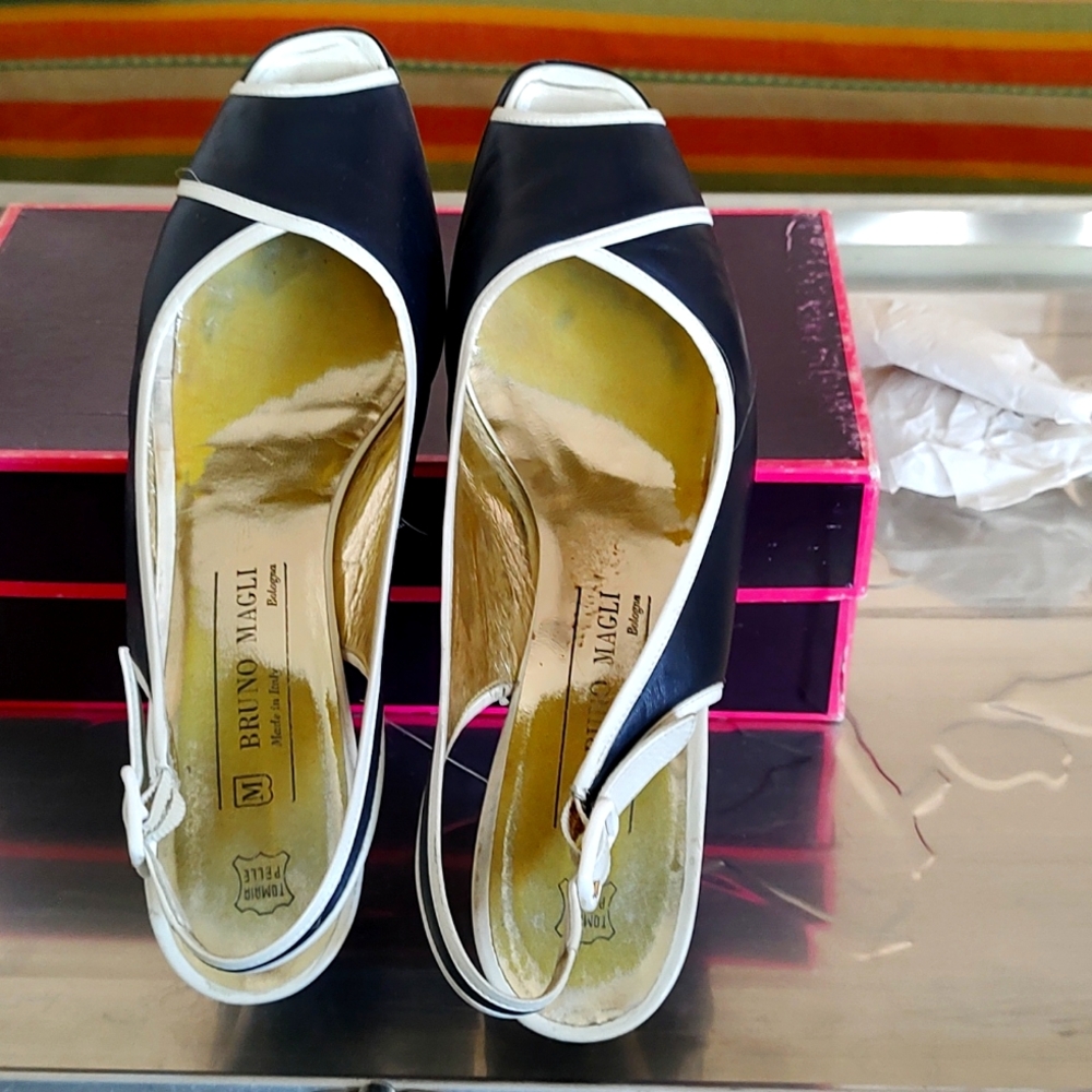 Bruno Magli sling back blue and white leather shoes size 10.5 4A.